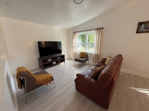 Eben-Ezer House, 7 mins to The Naval Base.