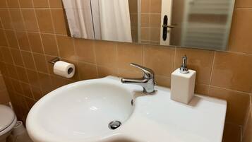 Haartrockner, Bidet, Seife, Toilettenpapier