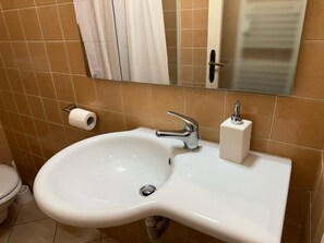 Haartrockner, Bidet, Seife, Toilettenpapier
