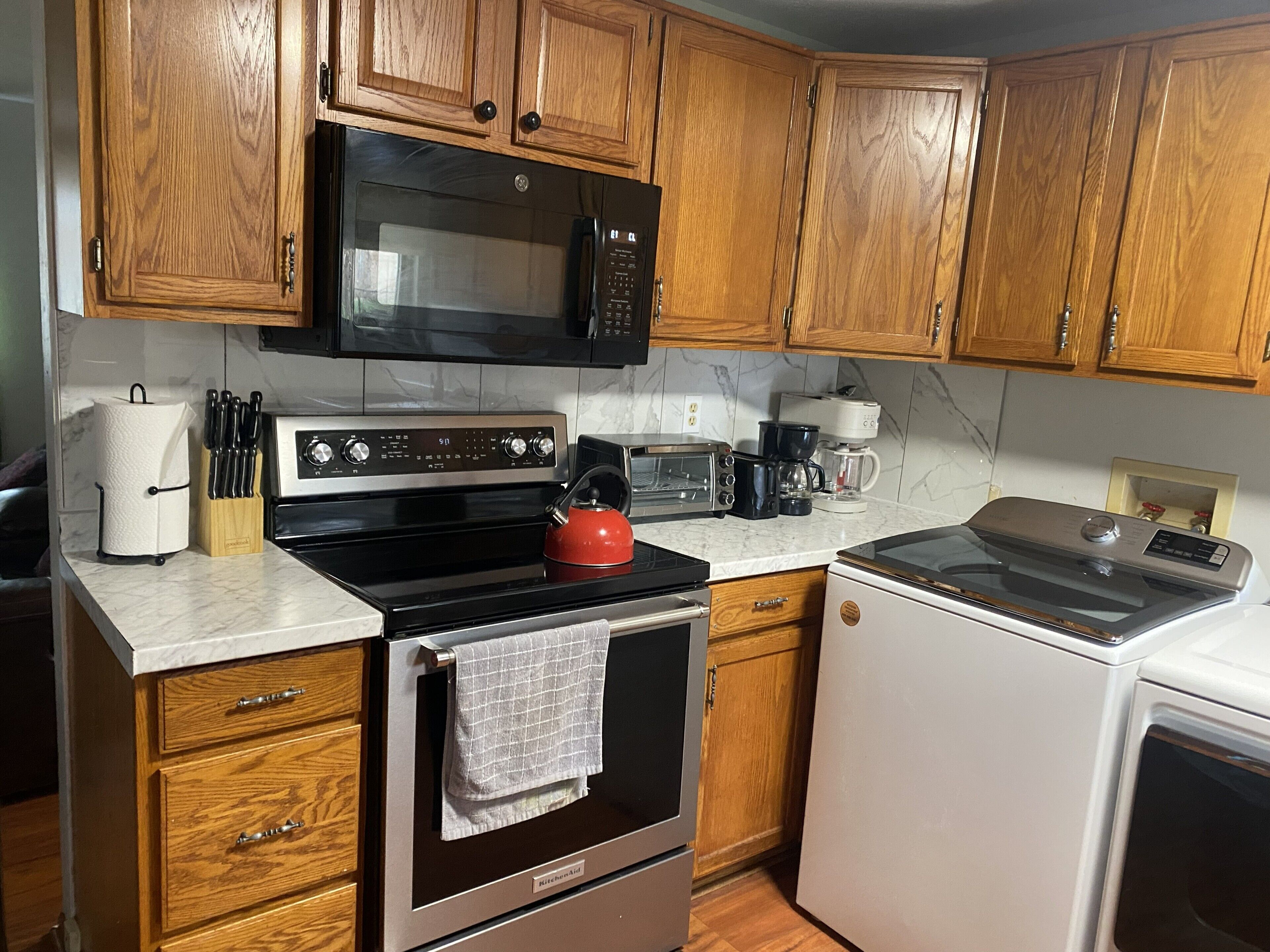 Een magnetron, een oven, een kookplaat, een vaatwasser