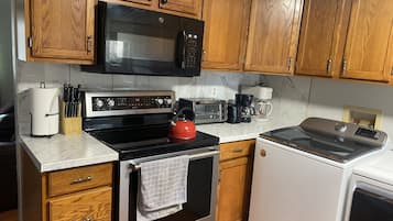 Een magnetron, een oven, een kookplaat, een vaatwasser