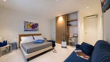 Chambre triple de base, balcon | Coffre-fort, bureau, rideaux d’obscurcissement