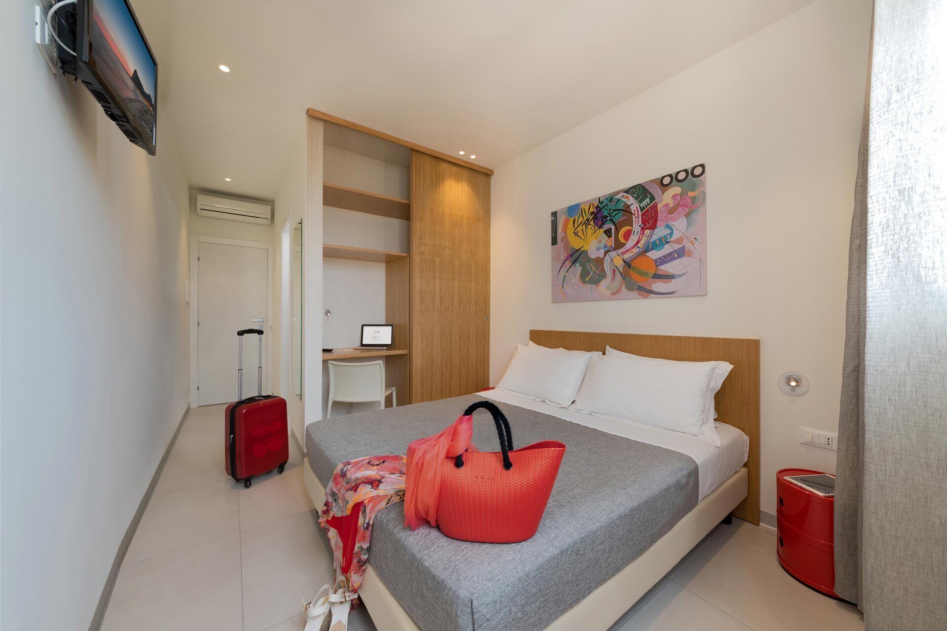 Quarto casal ou duplo básico | Cofres nos quartos, escrivaninha, cortinas blackout