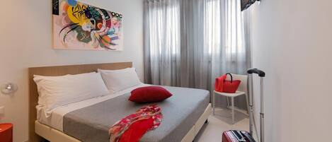 Habitació doble o amb dos llits individuals bàsica | Caixa forta a l'habitació, escriptori i cortines opaques