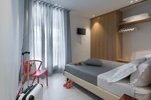 Habitación superior con 1 cama matrimonial o 2 individuales | Caja de seguridad en la habitación, escritorio y cortinas blackout 