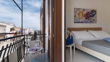 Chambre triple de base, balcon | Coffre-fort, bureau, rideaux d’obscurcissement