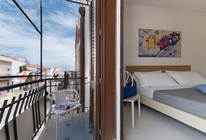 Basic-Dreibettzimmer, Balkon | Zimmersafe, Schreibtisch, Verdunkelungsvorhänge, Bügeleisen/Bügelbrett