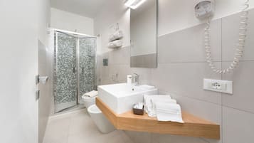 Camera Superior con letto matrimoniale o 2 letti singoli | Bagno | Asciugacapelli, bidet, asciugamani, sapone