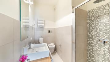 Basic Triple Room, Balcony | Bathroom | Hair dryer, bidet, towels, soap