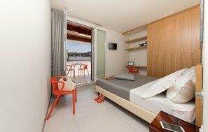 Quarto casal ou duplo superior | Cofres nos quartos, escrivaninha, cortinas blackout