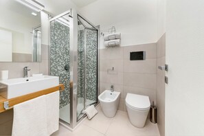 Basic-Doppel- oder -Zweibettzimmer | Badezimmer | Haartrockner, Handtücher, Seife, Shampoo