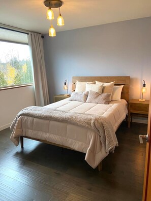 2 bedrooms, desk, iron/ironing board, WiFi