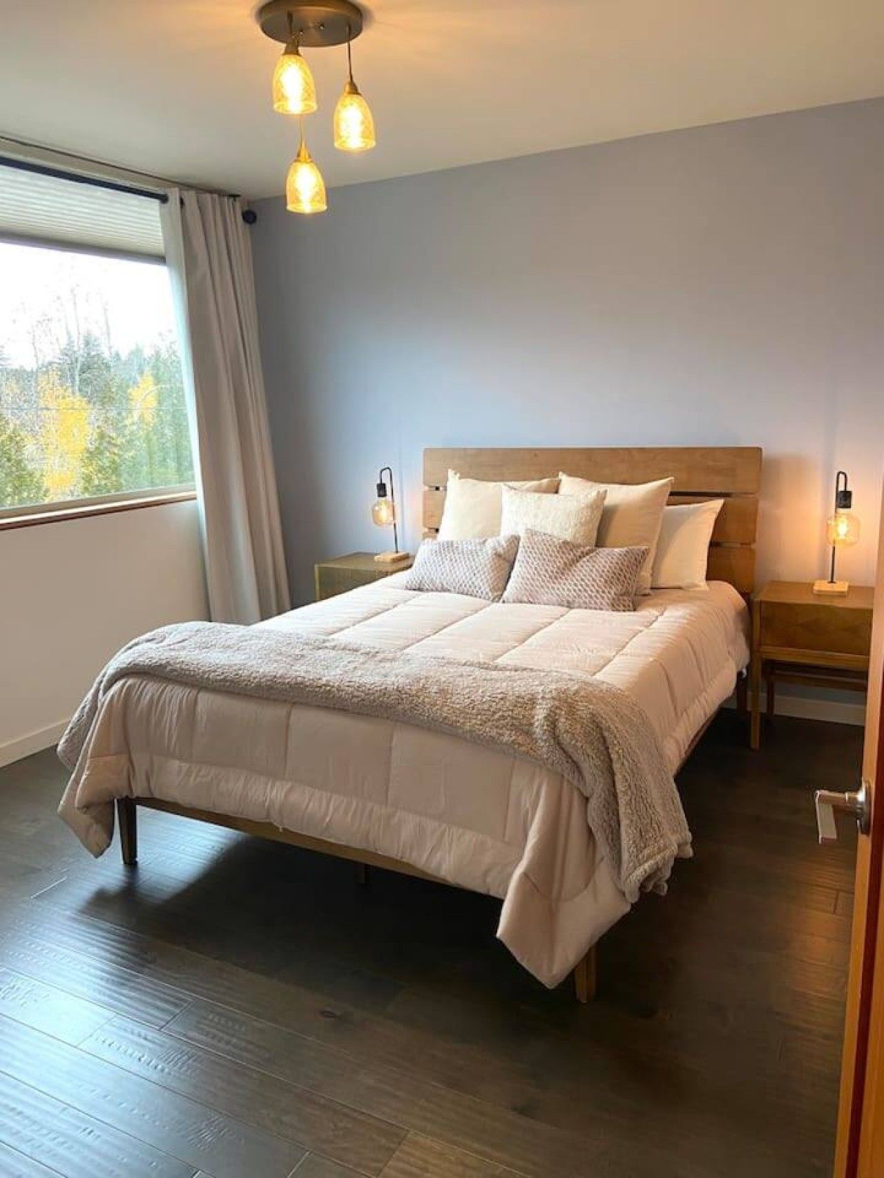 2 bedrooms, desk, iron/ironing board, WiFi