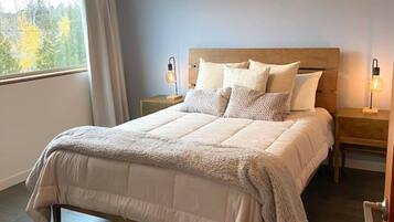 2 bedrooms, desk, iron/ironing board, WiFi