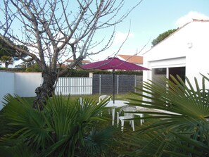 Outdoor dining - OLERON HOUSE garden, DIRECT ACCESS to the BEACH (Saint-Denis-d'Oléron)