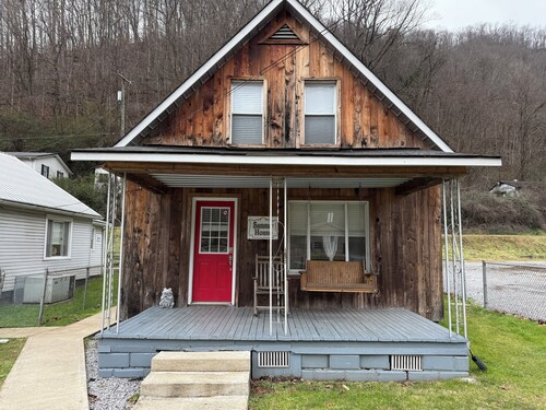 Cozy 2-bedroom cabin in Gilbert. Located close to RockHouse and Devil Anse Trail