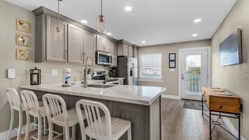 Appart'hôtel, plusieurs lits (Deep Water Cove 103) | Cuisine privée | Four, grille-pain