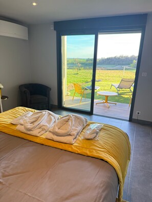 1 bedroom, Frette Italian sheets, premium bedding, down comforters