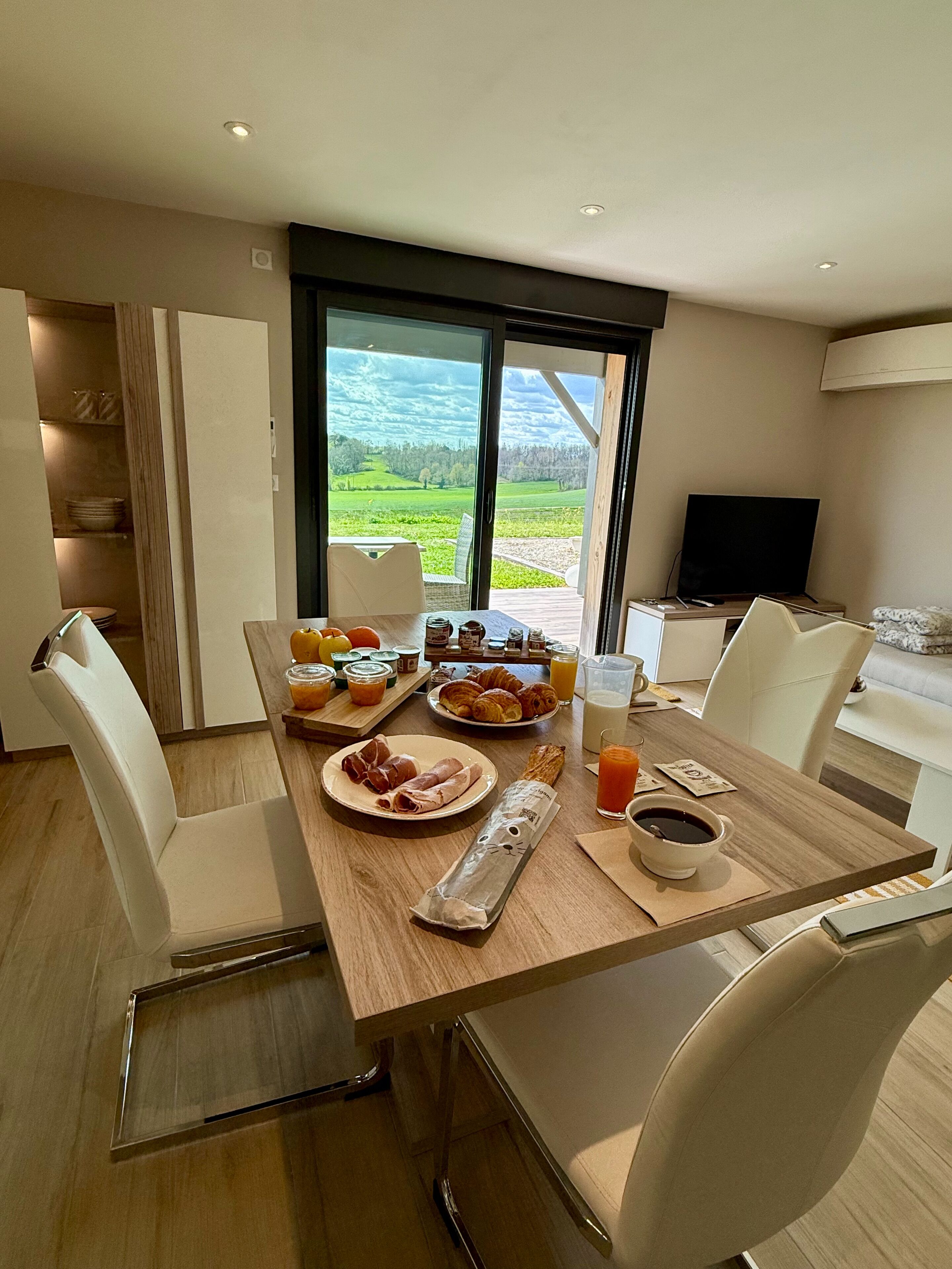 Bữa sáng kiểu Âu hàng ngày (20 EUR/mỗi người) 