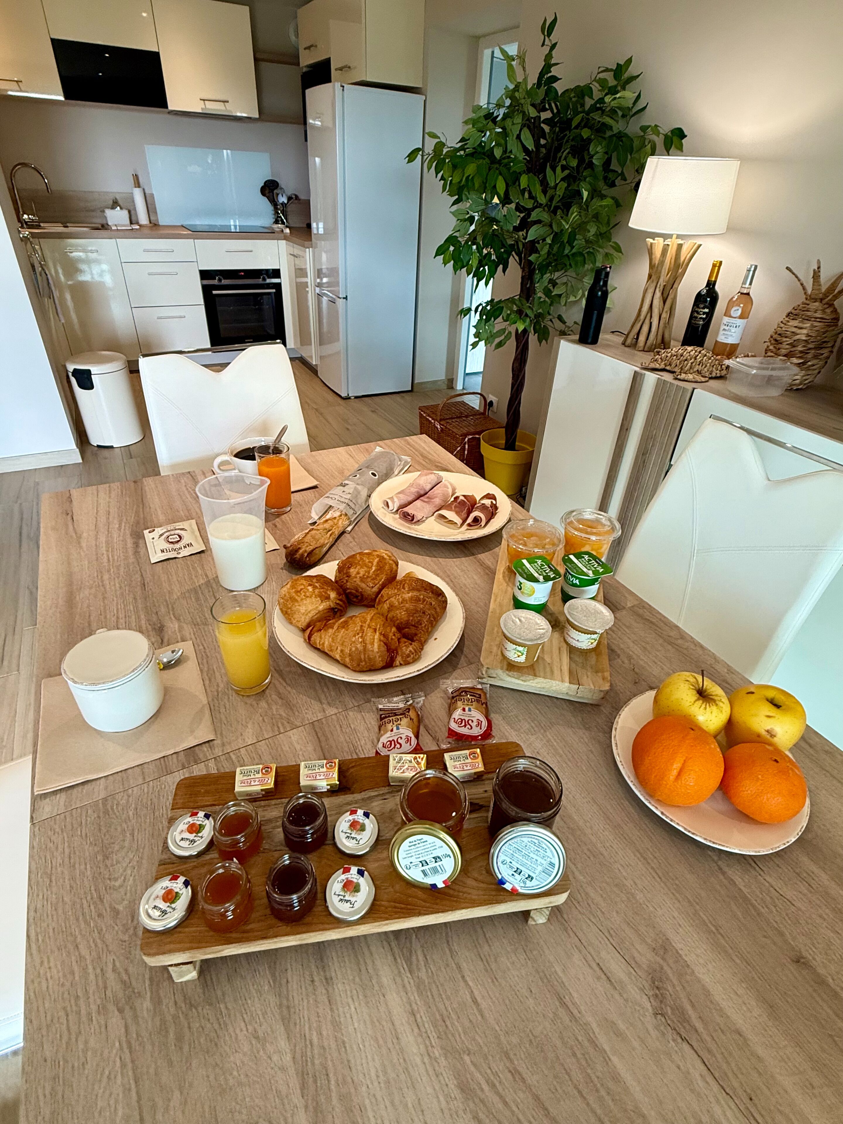 Daily continental breakfast (EUR 20 per person)
