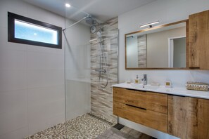 Comfort Apartment, Valley View | Bathroom | Bathrobes, slippers - L'Annexe Coté Castagne du Domaine des Hauts de Rouquette (Eymet)