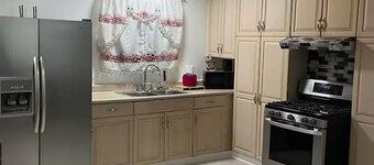 3BR Apartment, Split level house, in Waukegan, 7min. to The Naval Base with WiFi