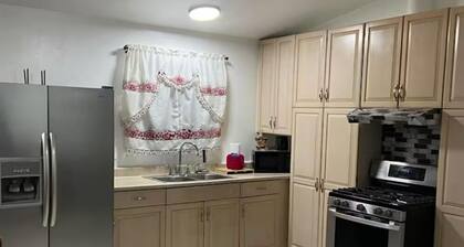 3BR Apartment, Split level house, in Waukegan, 7min. to The Naval Base with WiFi