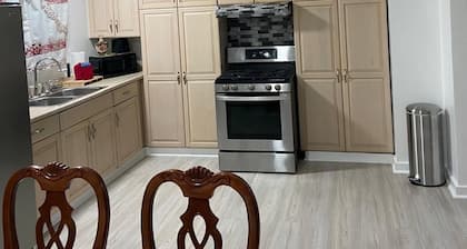 3BR Apartment, Split level house, in Waukegan, 7min. to The Naval Base with WiFi