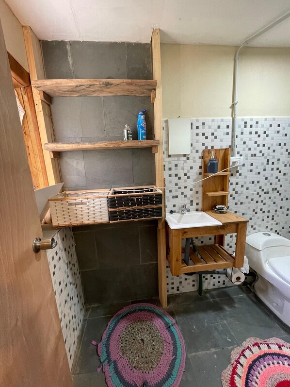 Douche, bidet, serviettes fournies, papier de toilette