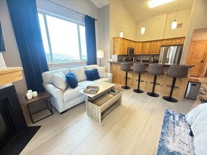 TV connectée, cheminée, jeux vidéo, baby-foot