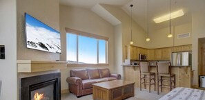 Smart TV, chimenea, videojuegos y futbolito