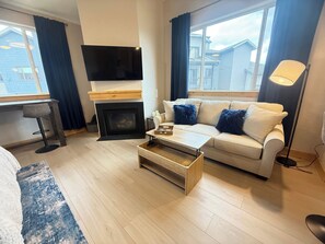 TV connectée, cheminée, jeux vidéo, baby-foot