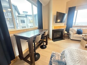 Smart-TV, Kamin, Videospiele, Tischfußball