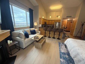 1 soveværelse, skrivebord, strygejern/strygebræt, weekendseng