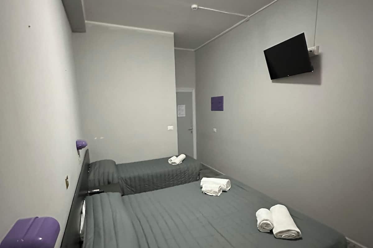 In-room safe, desk, free WiFi