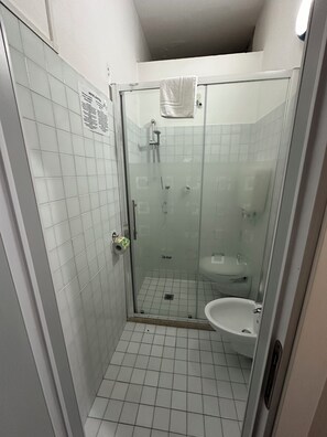 Standard Single Room | Bathroom | Shower, hair dryer, bidet, towels - Hotel Austria (Rimini)