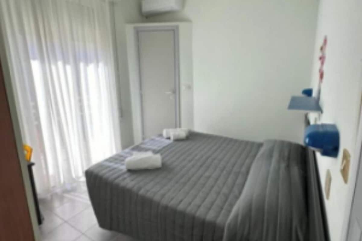 In-room safe, desk, free WiFi