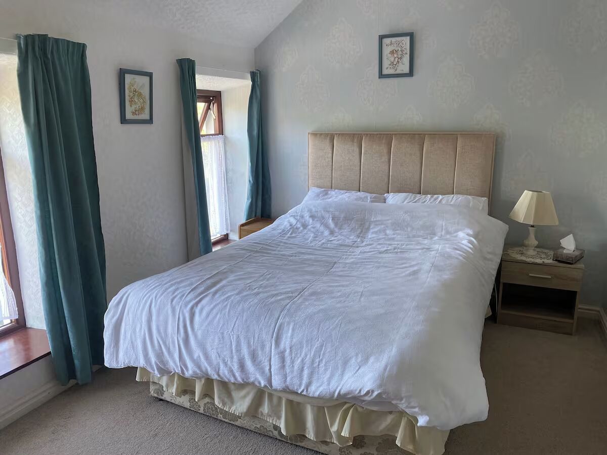 2 عدّة غرف نوم ومكواة/لوح كي وواي فاي وملاءات أسرّة