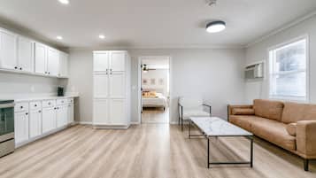 Suite estudio, 3 habitaciones, no fumadores, cocina | Sala de estar