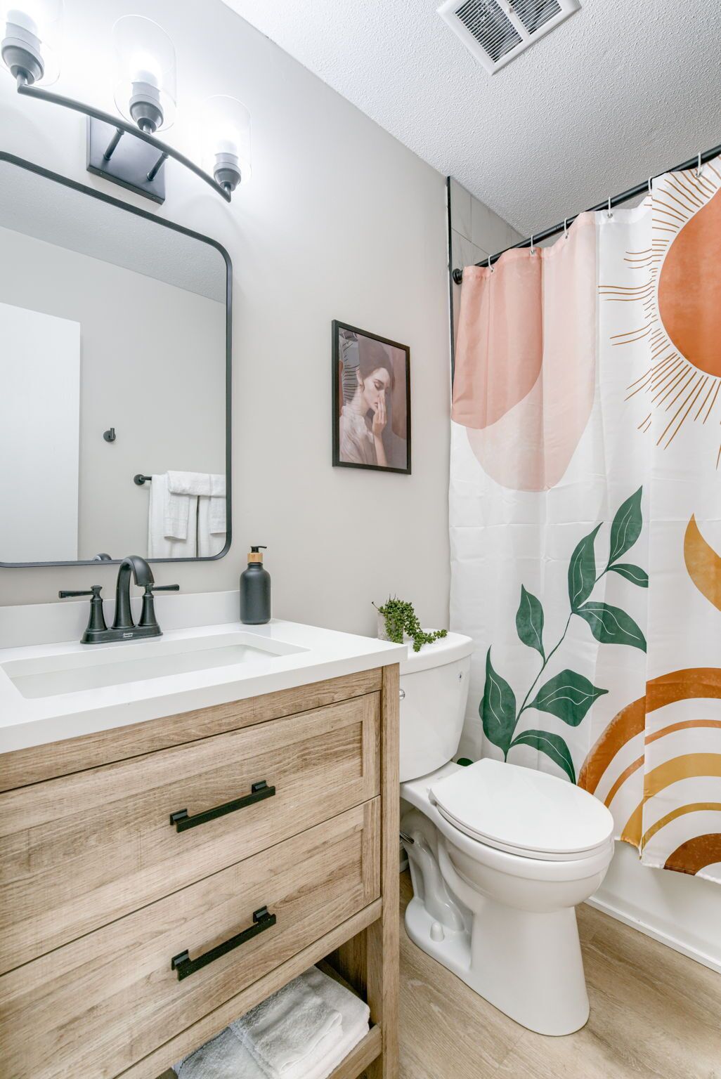 Suite estudio, 3 habitaciones, para no fumadores, cocina | Baño | Tina con regadera, secadora de cabello, toallas, jabón 