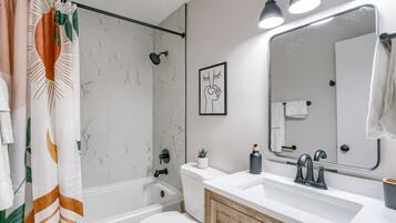 Studio Suite, 3 Bedrooms, Non Smoking, Kitchen | Bathroom