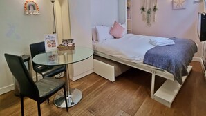 Basic Apartment | Blackout drapes, soundproofing, iron/ironing board, WiFi (free) - Liverpool Street Apartments (London)