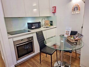 Appartement | Cuisine privée | Réfrigérateur, micro-ondes, four, plaque de cuisson