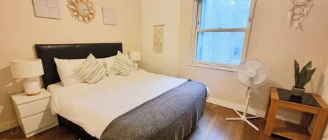 1 makuuhuone, pimennysverhot, äänieristys, silitysrauta/-lauta