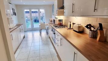 Appartement Premium | Cuisine privée | Grand réfrigérateur, micro-ondes, four, plaque de cuisson