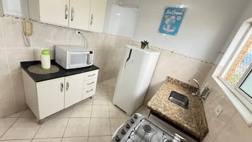 Fridge, microwave, oven, coffee/tea maker