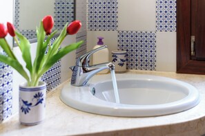 Douche, sèche-cheveux, bidet, serviettes fournies