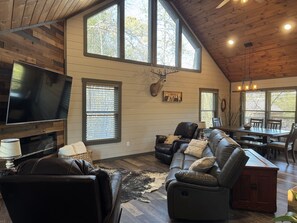 Smart TV, fireplace, table football, books - Kestrels Keep- Pigeon Forge, TN! (Pigeon Forge)