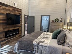 2 bedrooms, iron/ironing board, travel cot, free WiFi - Kestrels Keep- Pigeon Forge, TN! (Pigeon Forge)