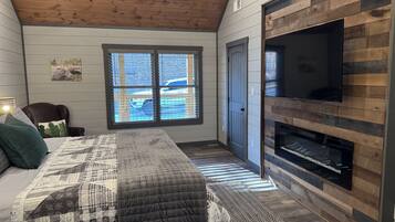 2 bedrooms, iron/ironing board, travel crib, WiFi (free)